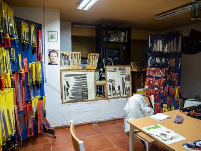 Ad accoglierci in una stanza piena di oggetti affilati di ogni forma e dimensione...